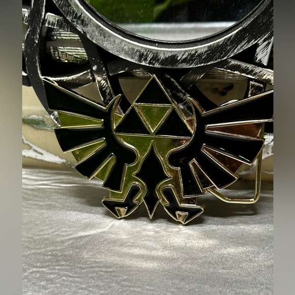Legend of Zelda Nintendo 2013 Belt Buckle Black & Gold - Picture 2 of 9